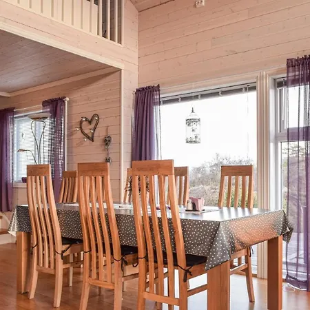 Stunning In Lindesnes W/ 6 Bedrooms Semesterbostad