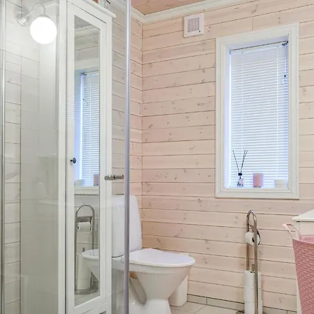 Stunning In Lindesnes W/ 6 Bedrooms Semesterbostad Ramsland